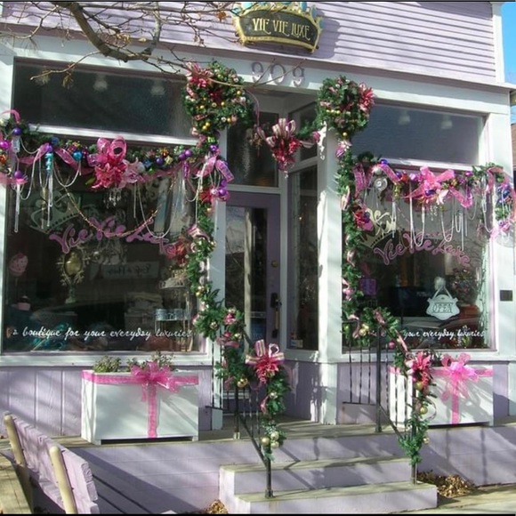 A Pretty Place To Shop - Picture 1 of 1
